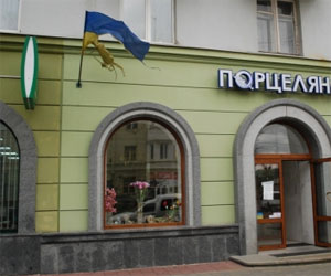 У центрі Луцька висить розірваний і брудний державний прапор