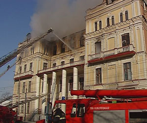 В Луганской поликлинике сегодня ночью произошел пожар (Видео)