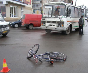 Велосипедист поїхав на червоне світло і&hellip; потрапив під колеса автобуса