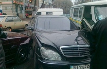Священник на Мерседесе, спеша на службу, разбил два автомобиля 44.jpg
