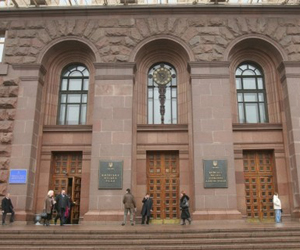 В киевской мэрии играют советские песни, а чиновники едят красную рыбу