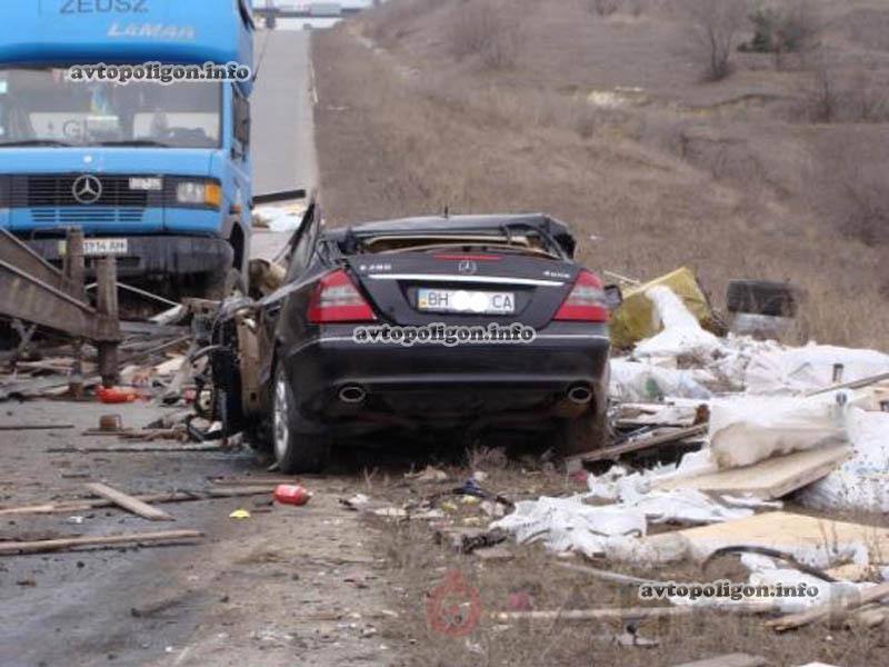 dtp_odessa_mercedes_e_vletel_pod_grozovik-13315647176628_14204.jpg