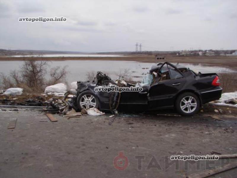 dtp_odessa_mercedes_e_vletel_pod_grozovik-13315647407737_14205.jpg