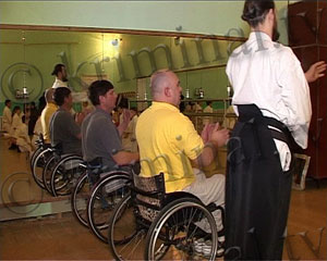 Житомирский священник обучает боевым искусствам… прикованных к инвалидной коляске Житомирский священник обучает боевым искусствам… прикованных к инвалидной коляске