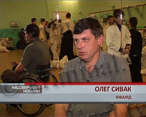 Житомирский священник обучает боевым искусствам… прикованных к инвалидной коляске Житомирский священник обучает боевым искусствам… прикованных к инвалидной коляске