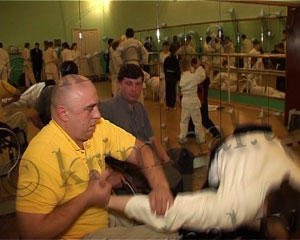 Житомирский священник обучает боевым искусствам… прикованных к инвалидной коляске Житомирский священник обучает боевым искусствам… прикованных к инвалидной коляске