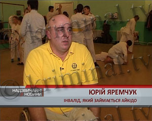 Житомирский священник обучает боевым искусствам… прикованных к инвалидной коляске Житомирский священник обучает боевым искусствам… прикованных к инвалидной коляске