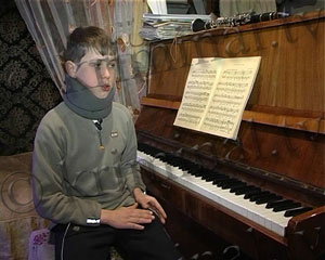 За игру в снежки фермер и милиционер покалечили школьника, и держат в страхе полсела