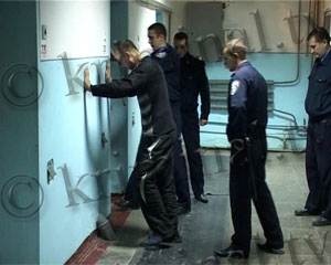 Преступник на костылях угнал две машины за одну ночь, и потерял в одной из них мобильный телефон