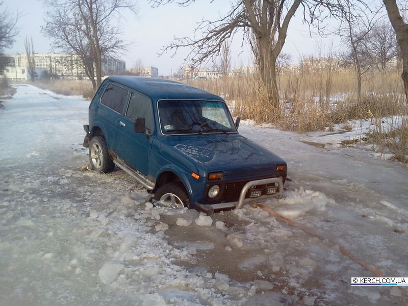 В Керчи машина по среди улицы провалилась под лед