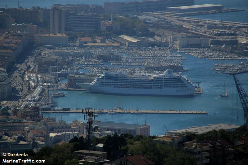 У берегов Филиппин терпит бедствие пассажирский лайнер Azamara Quest