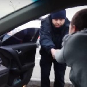 “Ми тут закон”: соцмережі шоковані затриманням машини автошколи в Києві (відео)