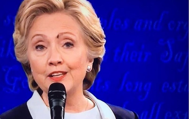 Клинтон пожалела муху, которая села ей на лицо. ВИДЕО