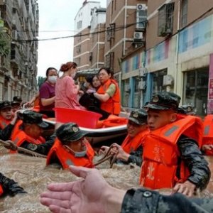 Через повені в Китаї загинула щонайменше 21 людина. П'ять міст оголосили 