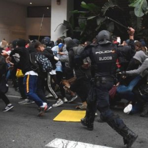Протесты, беспорядки и забастовка парализовали Барселону
