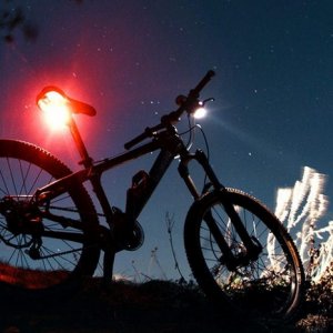 Езда на велосипеде в темноте: экипировка, правила, советы