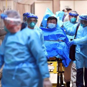 В Китае заявили, что пиковая стадия вспышки коронавируса наступит через неделю (видео)