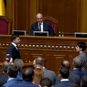 Удостоверение Президента Украины упало на пол после вручения Зеленскому