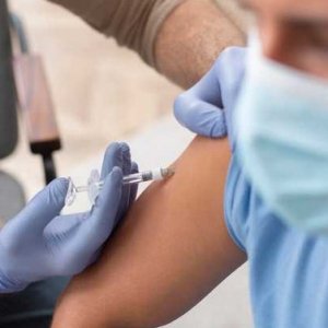 Нова вакцина проти Омікрону буде готова весною, – глава Pfizer