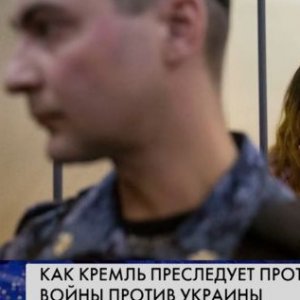 Кремль не зупиняється у переслідуванні противників війни проти України — огляд гучних справ (ВІДЕО)
