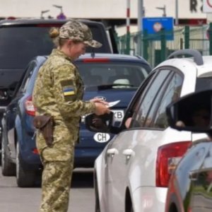 Влада готує документ, який спрощує виїзд за кордон чоловікам — Арестович (відео)